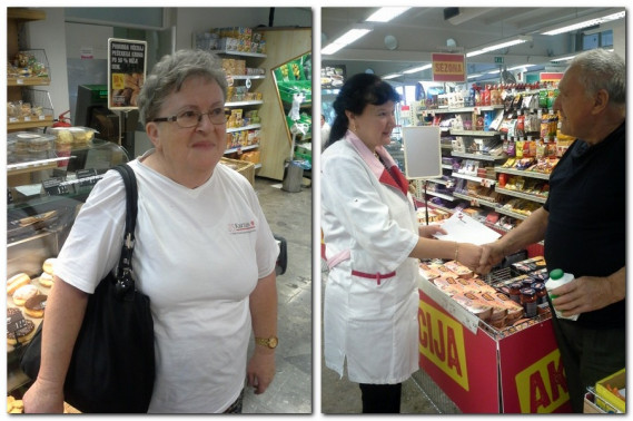 Julka Dekleva, vodja župnijske Karitas Pivka in poslovodkinja pivškega Mercatorja med predajo nagrade Ivanu Penku.jpg