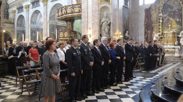 Predstavniki političnega in družbenega življenja pri sveti maši za domovino