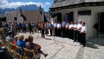V kulturem programu je sodeloval oktet Deseti brat