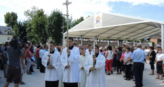 Na Brezjah se je na veliki šmaren zbrala velika množica vernikov