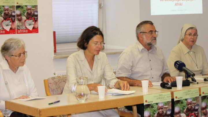 Prisotni na novinarski konferenci: dobrotnica Vida Merše, ki že 6 let podpira družino v Ruandi, vodja sektorja za razvojno sodelovanje in humanitarno pomoč MZZ Dubravka Šekoranja, generalni tajnik SK Imre Jerebic in misijonarka s. Vesna Hiti