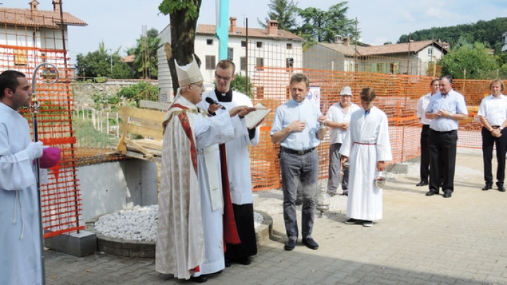 Nastopajoči ob blagoslovu temeljnega kamna.