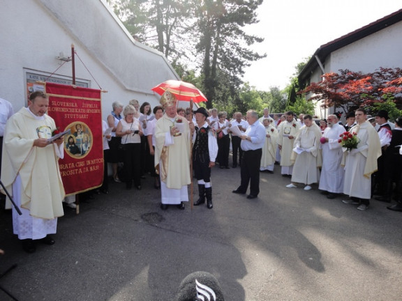 50-letnica Slovenske župnije v Stuttgartu, sprejem s slovenskim šopkom