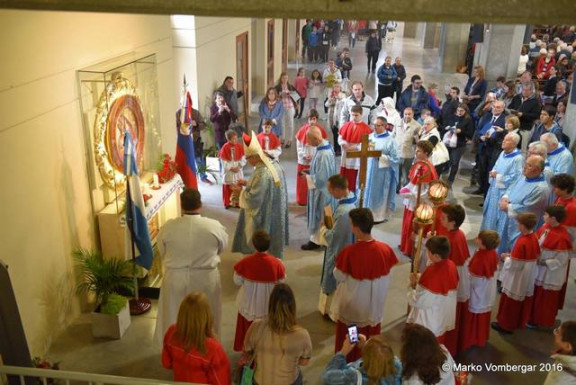 Škof Štumpf pred oltarjem slovenske Marije Pomagaj, ki ima svoje mesto v ogromni baziliki v San Nicolas