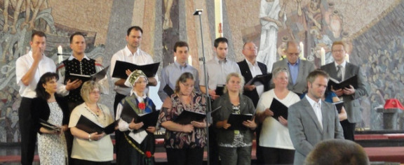 Zbor Slovenski cvet na bikoštnem srečanju v Essnu 2010, Irena Sandmann prva z leve v spodnji vrsti