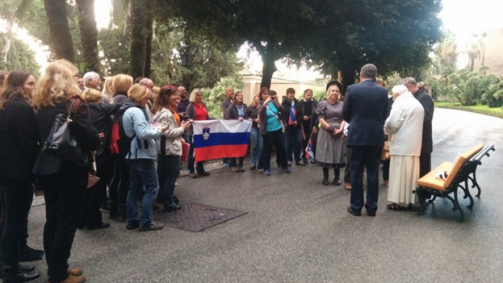 Manjkala ni niti slovenska zastava