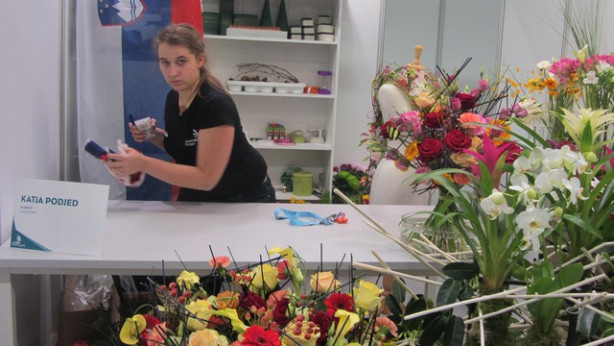 Katja Podjed, v svoji tekmovalni cvetličarni, obkrožena s cvetličnimi aranžmaji