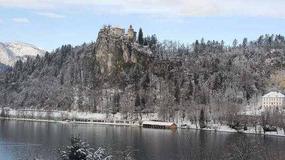 Pogled na zasneženi blejski grad