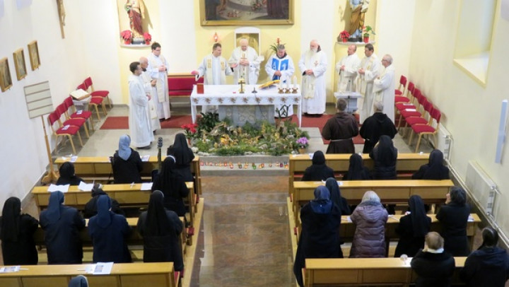 Redovniki in redovnice s škofom Jurijem