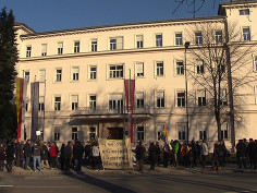 Demonstracija pred sedežem deželne vlade v Celovcu