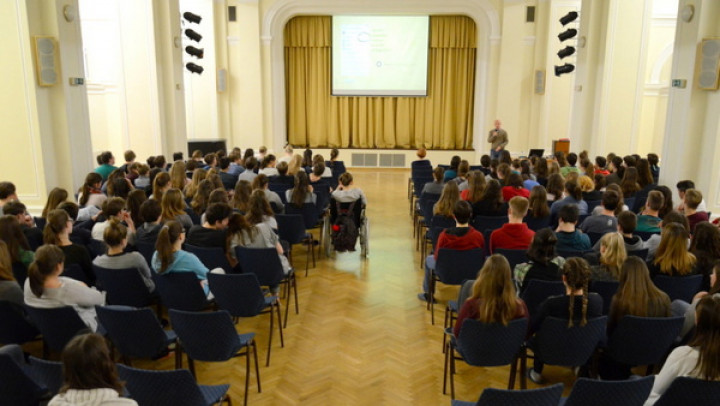 Tilen Dominko je o pasteh spleta in sodobne mobilne tehnologije predaval tudi že dijakom in dijakinjam ŠKG v Zavodu sv. Stanislava