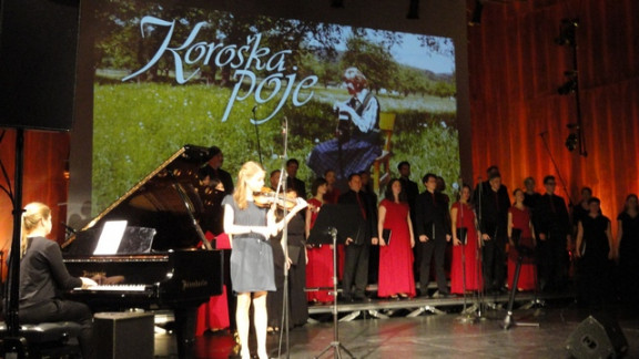 Nastopili sta tudi pranečakinji Milke Hartman, Eva in Vera Hartmann, v ozadju KZ Ave iz Ljubljane