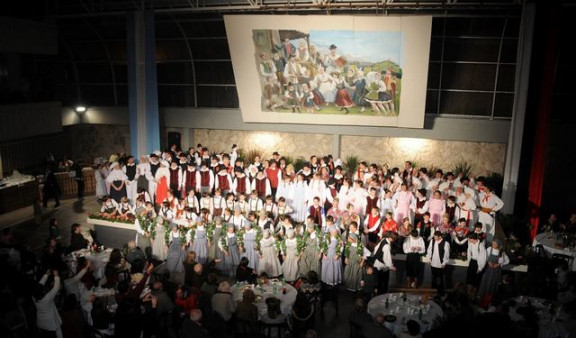Skupinska fotografija srečanja folklornih skupin iz Argentine