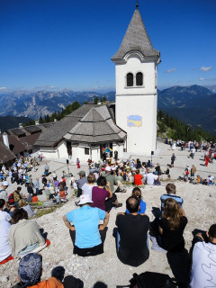 Udeleženci 22. romanja treh Slovenij na Svetih Višarjah