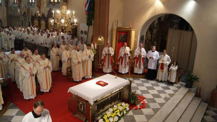 Duhovniki z nadškofom