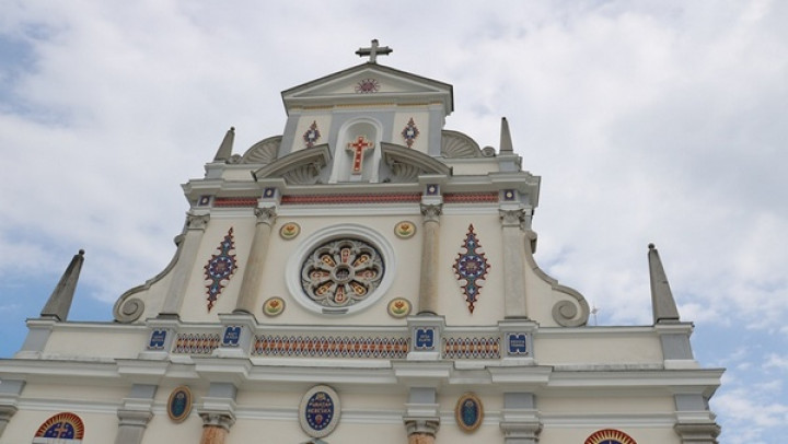 Pročelje bazilike Marije Pomagaj