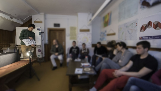S knjigo do vkljucevanja in aktivnosti v terapevtski skupini Sostro