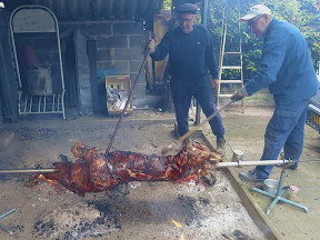 Najbolj pridni za kosilo so začeli že ponoči