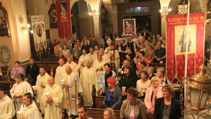 Škof Štuštar med procesijo