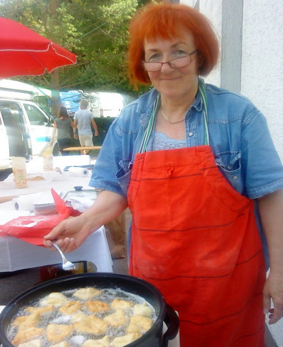 Ga. Cirila Rabič pri peki flancatov