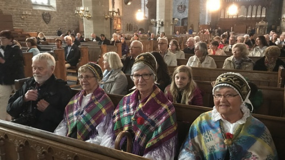 V kloster kyrka narodne noše