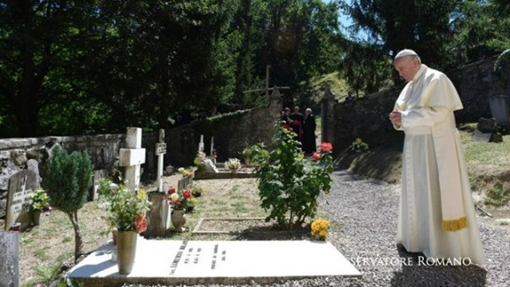 papež na grobu don Lorenza Milanija
