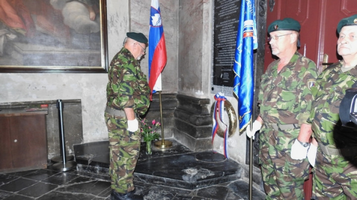 Pri pomniku julijskim dogodkom v vojni za Slovenijo, stolnica sv. Nikolaja v Ljubljani