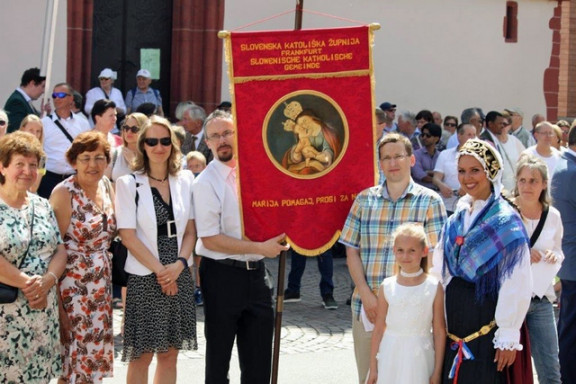 Skupinica frankfurtskih rojakov okrog bandera