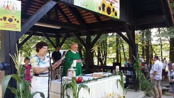 Sveta maša na pikniku Aninega sklada