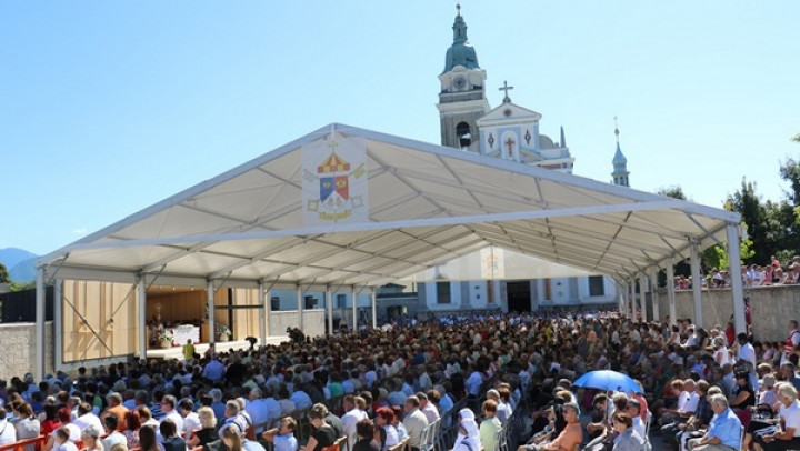 Na Brezjah se je samo pri osrednji sveti maši dopoldne zbralo preko 3600 romarjev