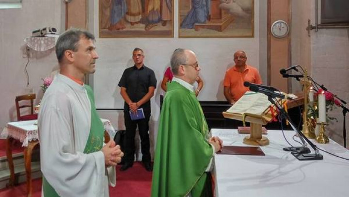 Odgovorni urednik Tadej Sadar in glavni urednik msgr. Franci Trstenjak, v ozadju nekateri radijski sodelavci