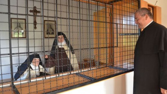 Ustanoviteljica samostana, 90-letna s. Agneza Saje in priorica s. Mirjam Rovtar v pogovoru z mirnopeškim župnikom Janezom Rihtaršičem.