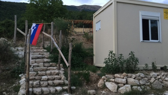 Kontejnerji, v katerih so živeli fantje v času tabora