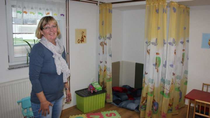 Strokovna sodelavka Karitas v dnevni sobi Materinskega doma v Sv. Juriju ob Ščavnici
