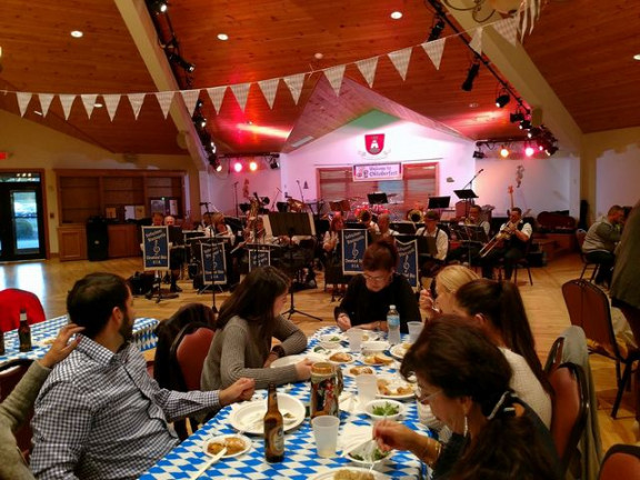 Na Oktoberfestu je igrala godba