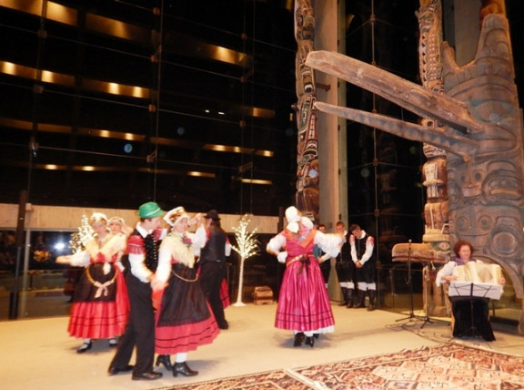 Folklorna skupina med predstavo v družbi staroselskih totemov