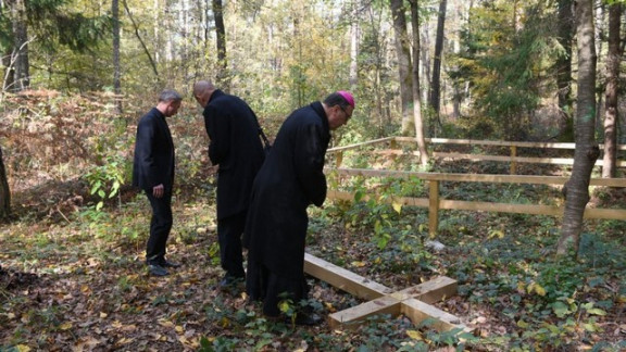 Nadškof Alojzij Cvikl na kraju oskunjenega grobišča