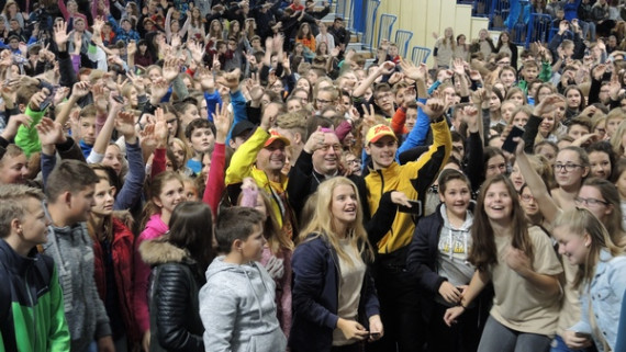 Polna dvorana zadovoljnih birmancev nad letošnjim programom srečanja