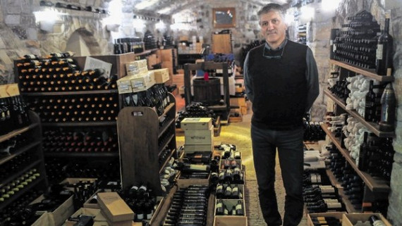 G. Avguštin v domači vinski kleti, ki je izdolbena v kraški kamen