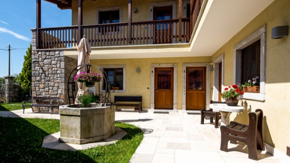 Ob gostilni je zrasel manjši hotel