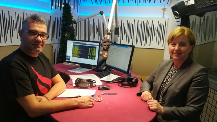 Ljudmila Novak v studiu Radia Ognjišče