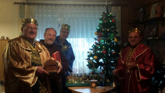 Trikraljevsko koledovanje za blagoslov domov in ljudi; prvi z leve je Roman Pušnjak