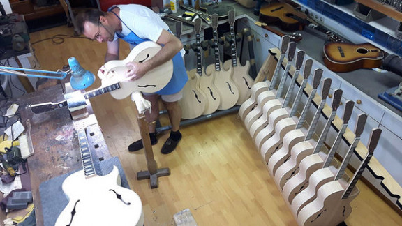 Tomaž Šinko izdeluje in popravlja kitare