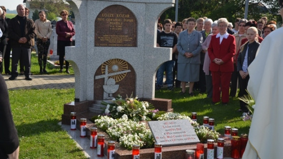 Verniki zbrani ob Kozarjevem grobu