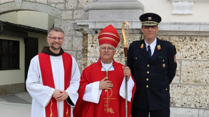 p. Robert Bahčič, škof Andrej Glavan, gasilec Metod Gaber 