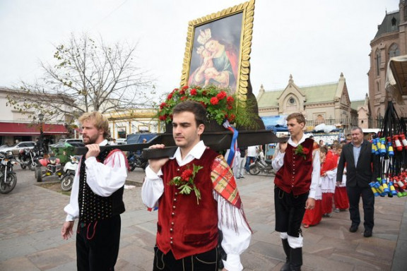 Procesija v Lujanu s podobo Marije Pomagaj