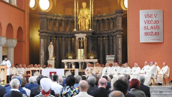 Juliusz Janusz in zbrani duhovniki pri oltarju