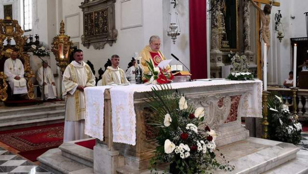 Msgr. Franc Bole pri oltarju biserne maše.