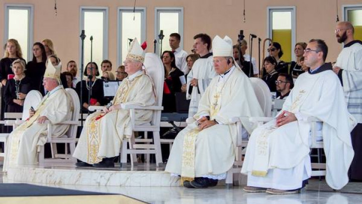 Nadškof Hoser v družbi nuncija in škofa iz Italije