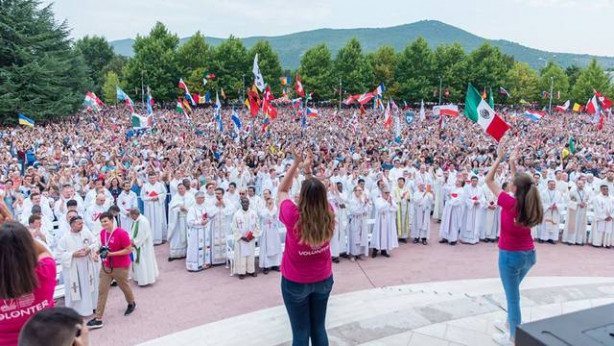Zbrana množica mladih pri sveti maši